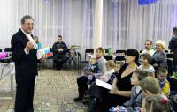 В День Конституции Павел Миков совместно с директором и воспитанниками Осинского детского дома посетили пункт временного размещения граждан Украины. 