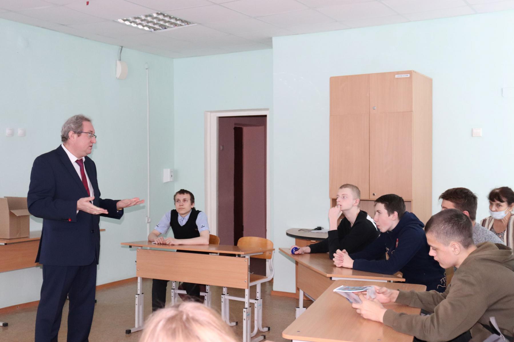 Павел Миков встретился с воспитанниками «Уральского подворья» в честь 25-летия образовательного учреждения.