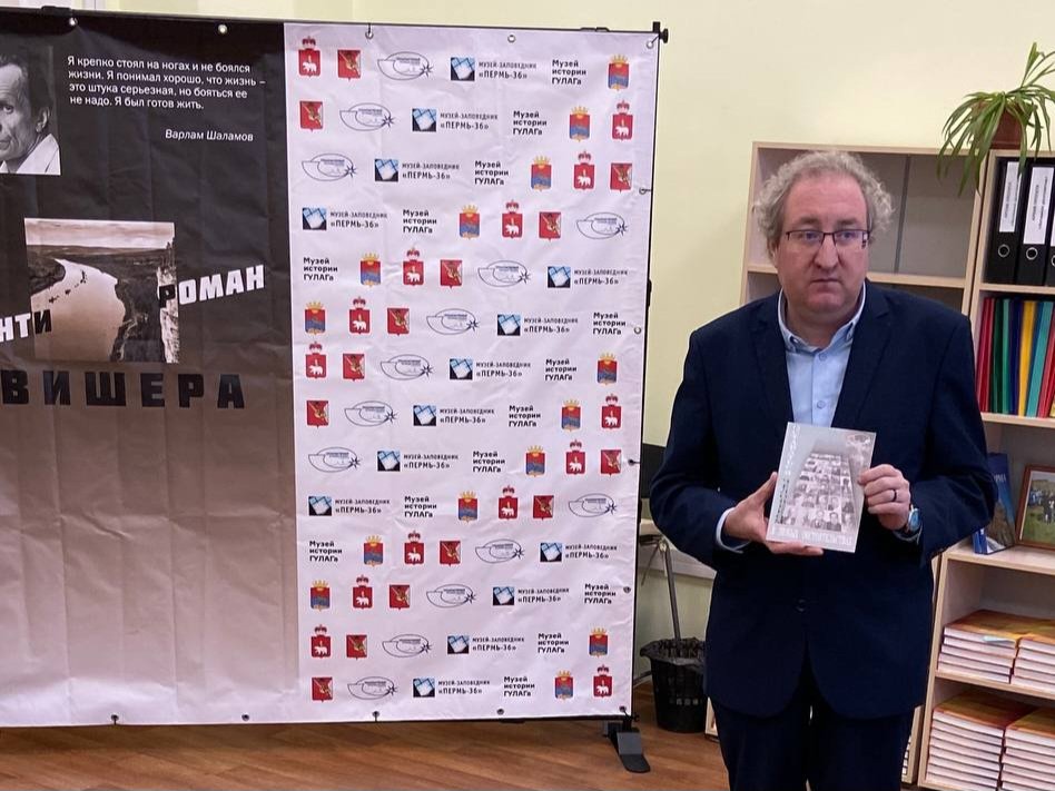 Павел Миков принял участие в открытии библиотеки краевого совета ветеранов и передал экземпляры изданий из серии «Библиотека Уполномоченного по правам человека».