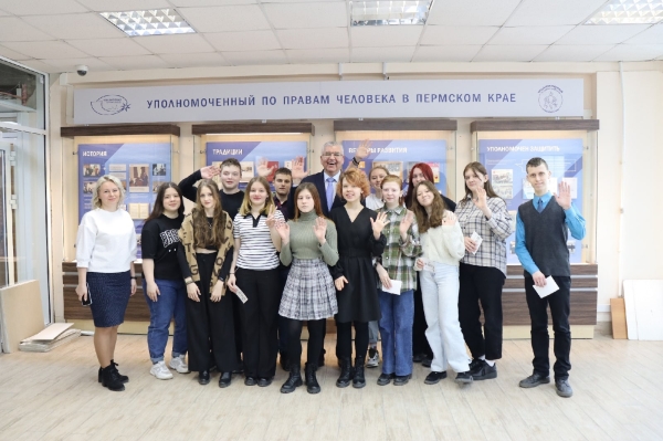 Школьники из Кизела встретились с омбудсменом Игорем Сапко
