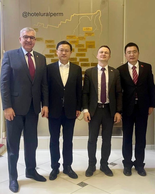 Омбудсмен Игорь Сапко встретился с Генеральным консулом КНР в Казани Сян Бо