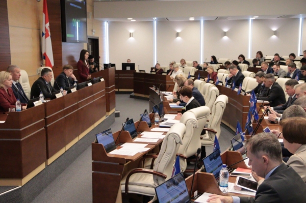 Омбудсмен Игорь Сапко принимает участие в заседании краевого парламента
