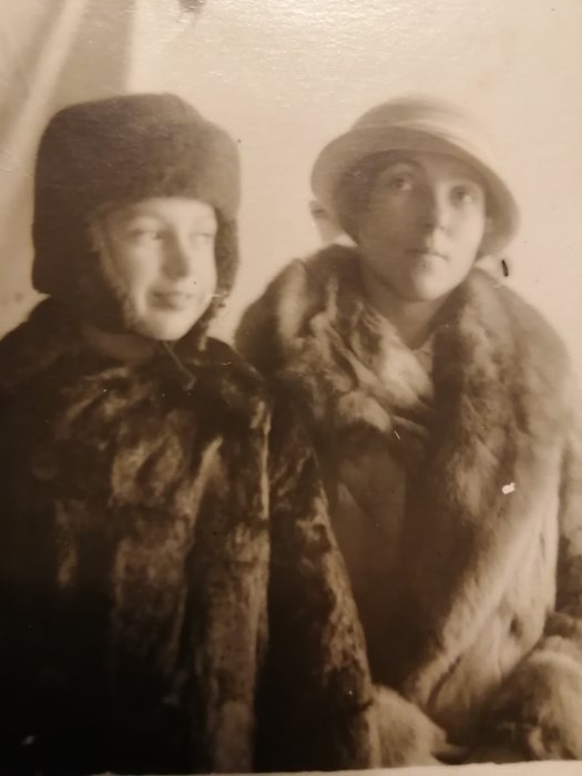 Семья осталась без мужа и отца (слева - сын Евгений, слева-жена Ф. И. Русских, Александра Павловна)