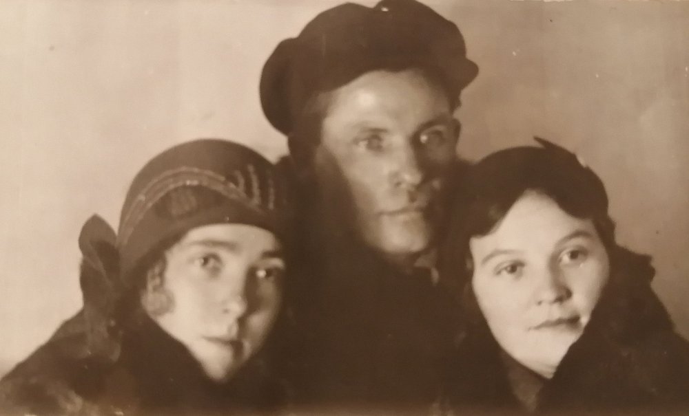 Ф. И. Русских, справа от него - его жена, Александра Павловна